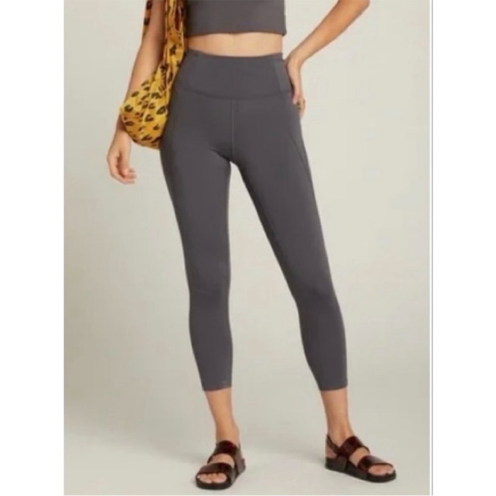 Girlfriend Collective Compressive High Rise Crop Leggings in Moon Gray Small